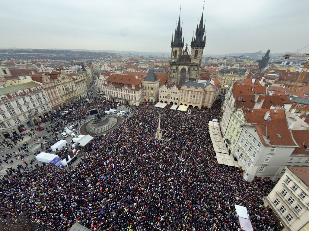 A Prague, les manifestations ont réuni plus de 100 000 personnes.