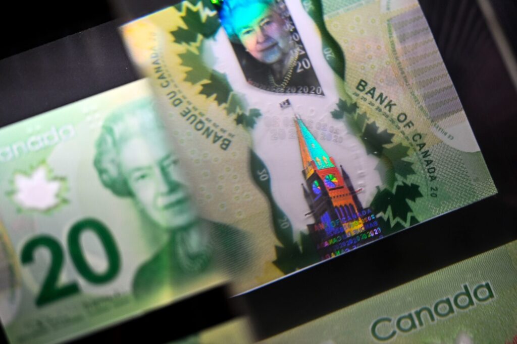Intérieur de la bourse de Toronto où le dollar canadien atteint un sommet