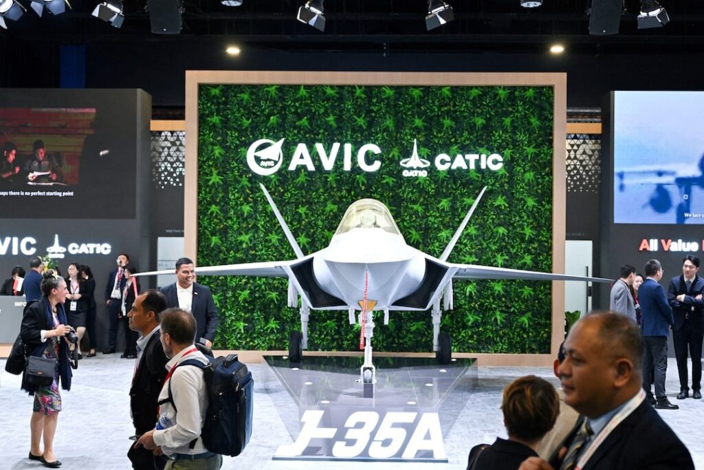 Le vol de démonstration du C919 illustre la puissance chinoise au Salon aéronautique de Singapour.