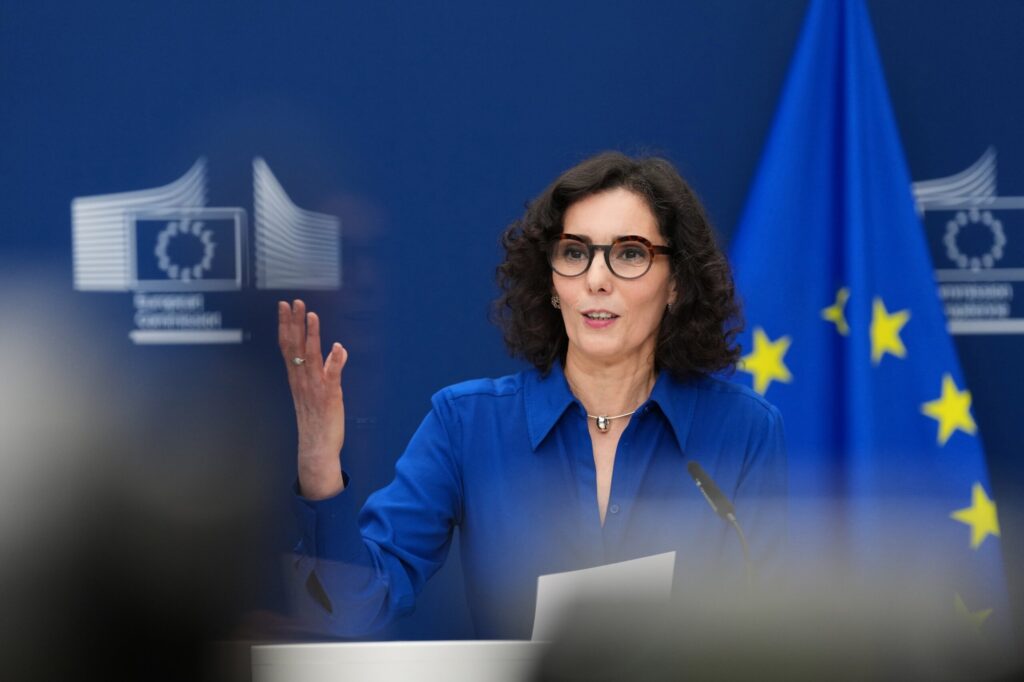 Financement UE accès avortement : L’Europe renforce son soutien aux soins de santé génésique Bruxelles 2026 Portrait de Hadja Lahbib annonçant les nouvelles mesures de financement UE accès avortement.