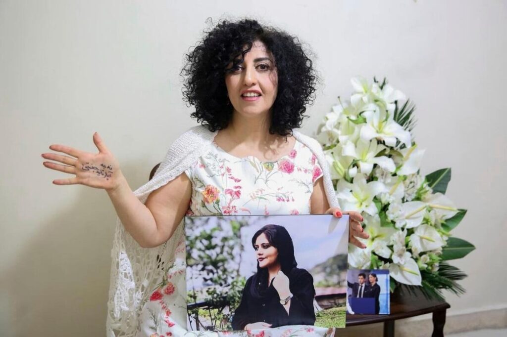 Portrait de la militante iranienne après l annonce de Narges Mohammadi nouvelle peine de prison