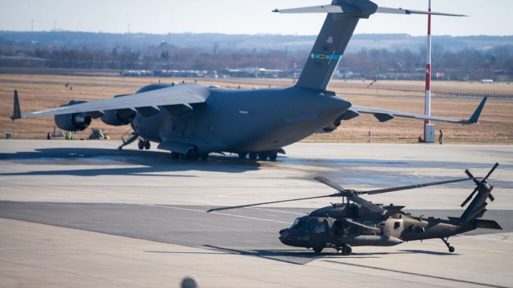 Système de défense antiaérienne activé suite à la fermeture aéroports Pologne frappes russes à la frontière.