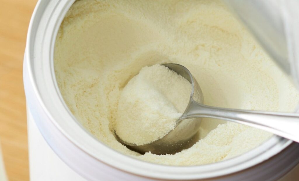 Rayons de supermarché vides à Bruxelles suite aux rappels lait infantile.