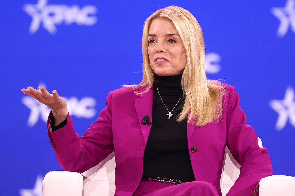 Le Département de la Justice américaine vacille après que de nombreuses victimes d'Epstein aient critiqué l'absence de protection à laquelle ils ont fait face. Au coeur du scandale, on retrouve Pam Bondi, procureure générale qui refuse de s'excuser. ©Gage Skidmore