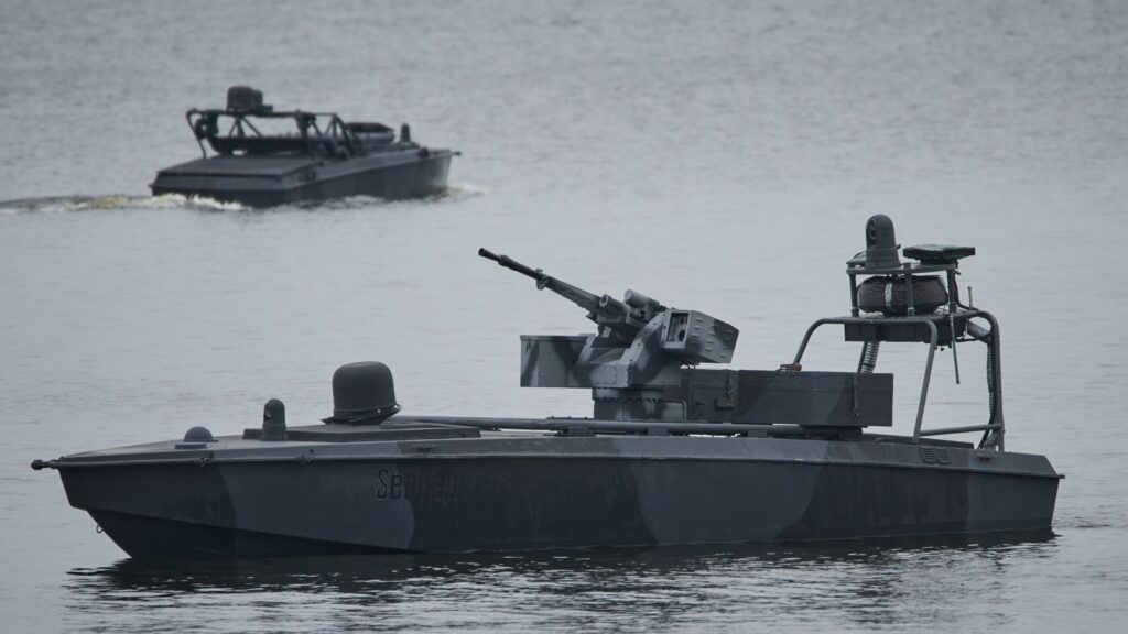 Vue rapprochée d'un des drones maritimes de type USV chargé d'explosifs