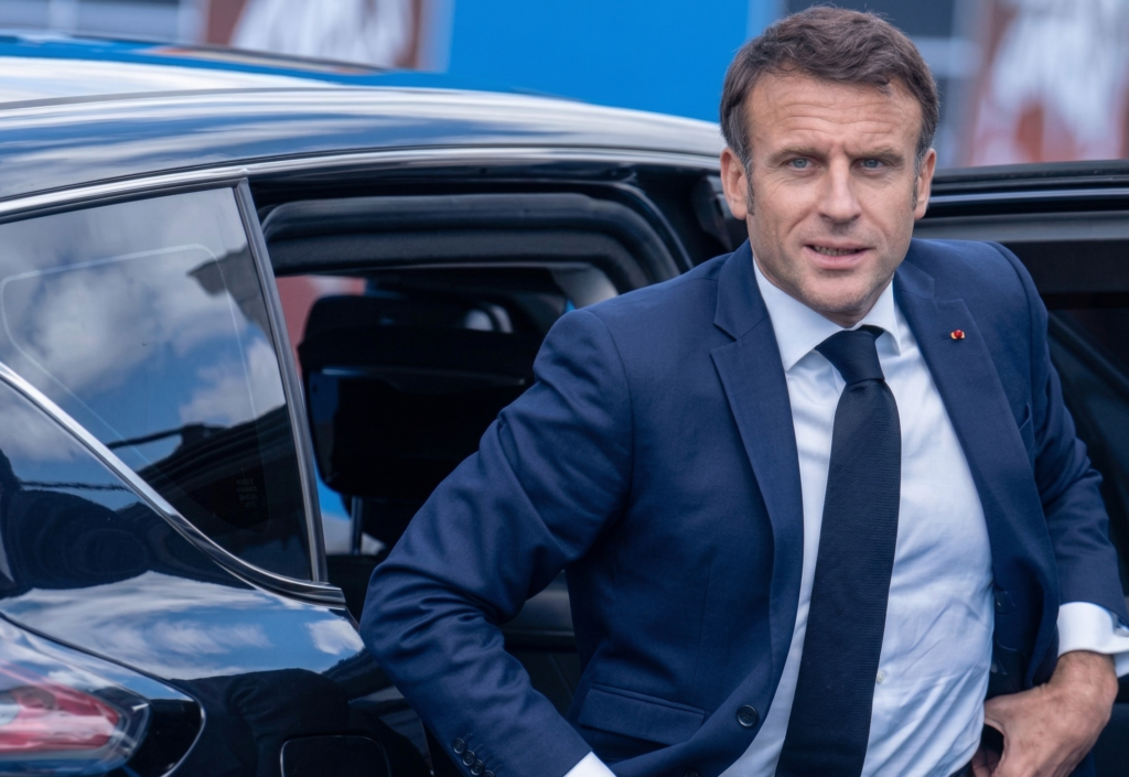 Trump critique la France : Paris répond aux accusations sur les survols militaires Trump critique la France lors du conflit aérien Macron