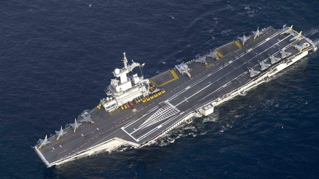 Charles de Gaulle en Méditerranée : Macron déploie le porte-avions face à l’Iran Paris 2026 Chasseur Rafale sur le pont du Charles de Gaulle en Méditerranée