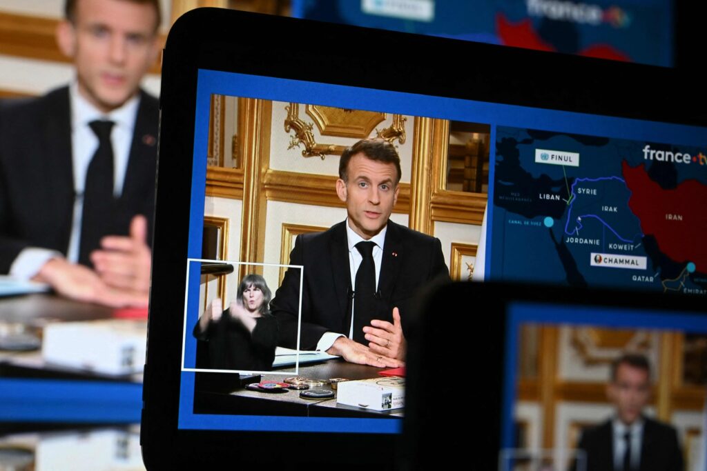 Macron critique l’Iran : Paris refuse de valider l’attaque mais accuse Téhéran 2026 Symbole de l'État alors que Macron critique l'Iran pour sa responsabilité.