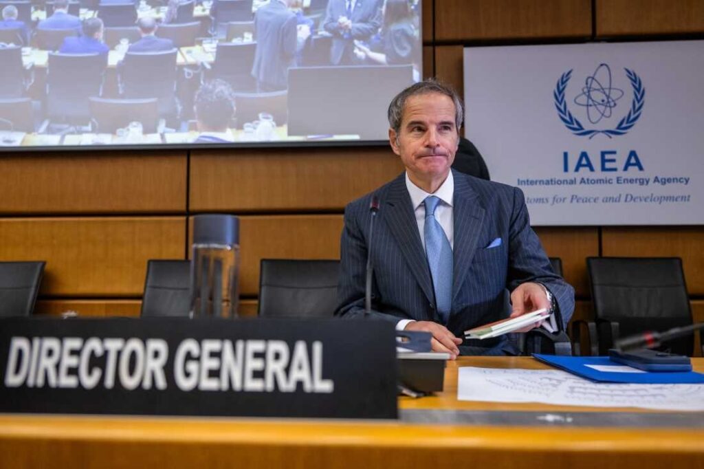 Installation nucléaire iranienne : L’AIEA alerte sur les risques de radiations Vienne 2026 Rafael Grossi inspectant une installation nucléaire iranienne stratégique