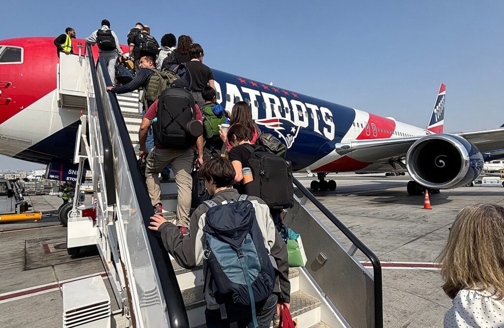 Plusieurs Américains rentrant du Moyen-Orient montent à bord d'un vol charter en 2026.