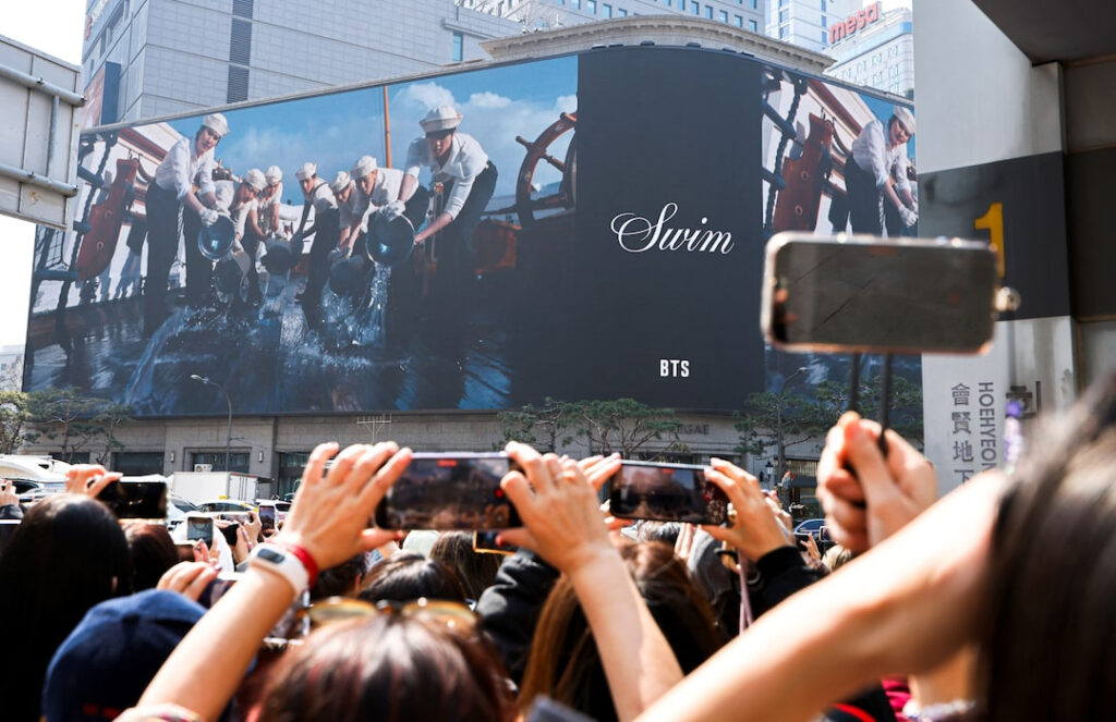 Le retour des BTS : Séoul se mobilise pour le concert historique – Corée du Sud 2026 Fans BTS sur la place de Gwanghwamun pour le retour des BTS