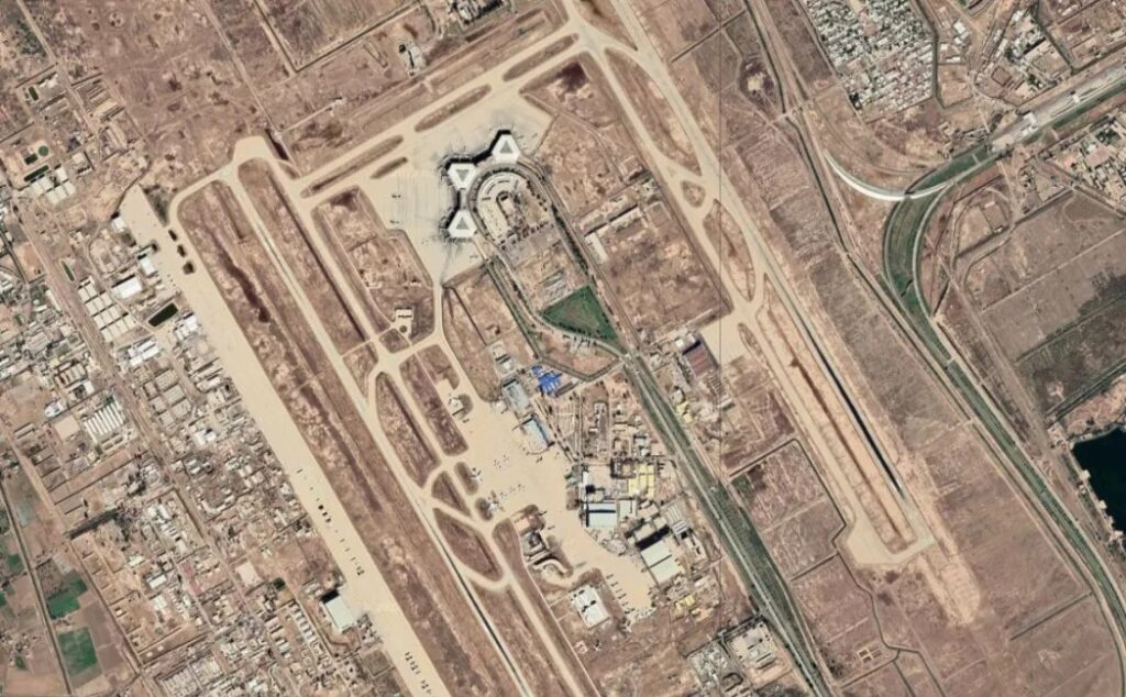 Attaque contre l’aéroport de Bagdad : Cinq blessés après un déluge de roquettes Irak 2026 Surveillance accrue après l'Attaque contre l'aéroport de Bagdad