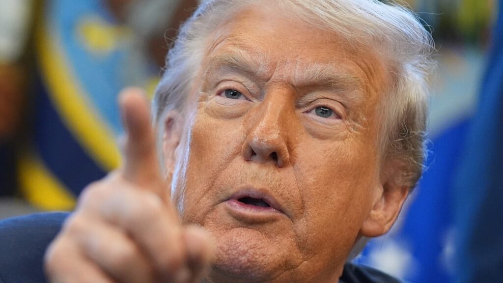 Donald Trump s'exprime sur le bombardement école iranienne depuis la base de Dover.