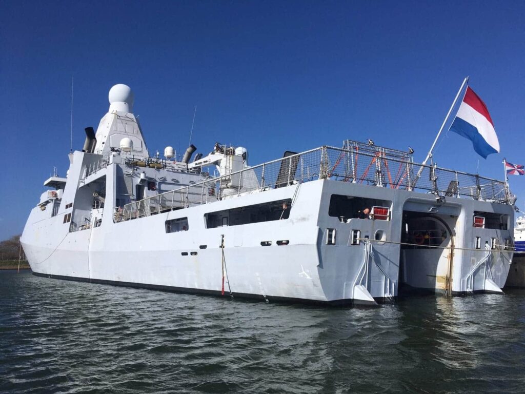 Escorte du porte-avions français par la Coopération militaire franco-néerlandaise en Méditerranée.