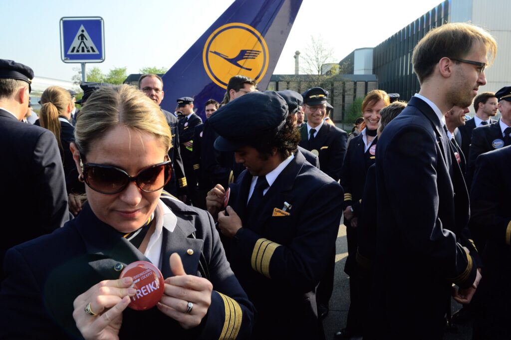 Gros plan d'un membre d'équipage durant la grève pilotes Lufthansa.