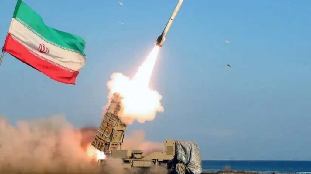Un système de défense neutralisant un missile iranien en Turquie au-dessus de la mer.