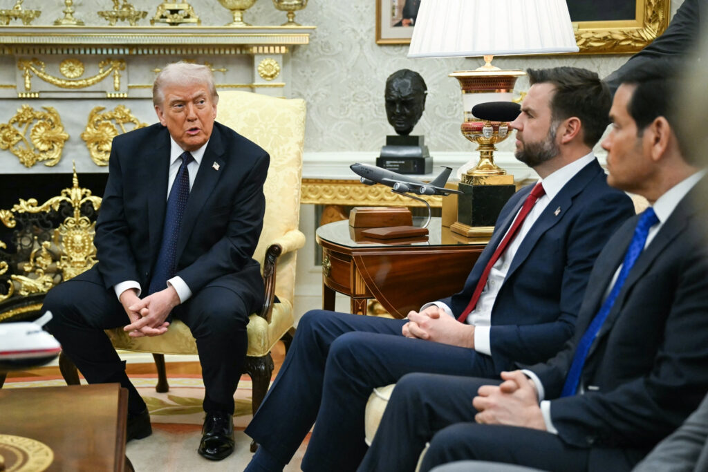 Trump annonçant discussions à la Maison Blanche