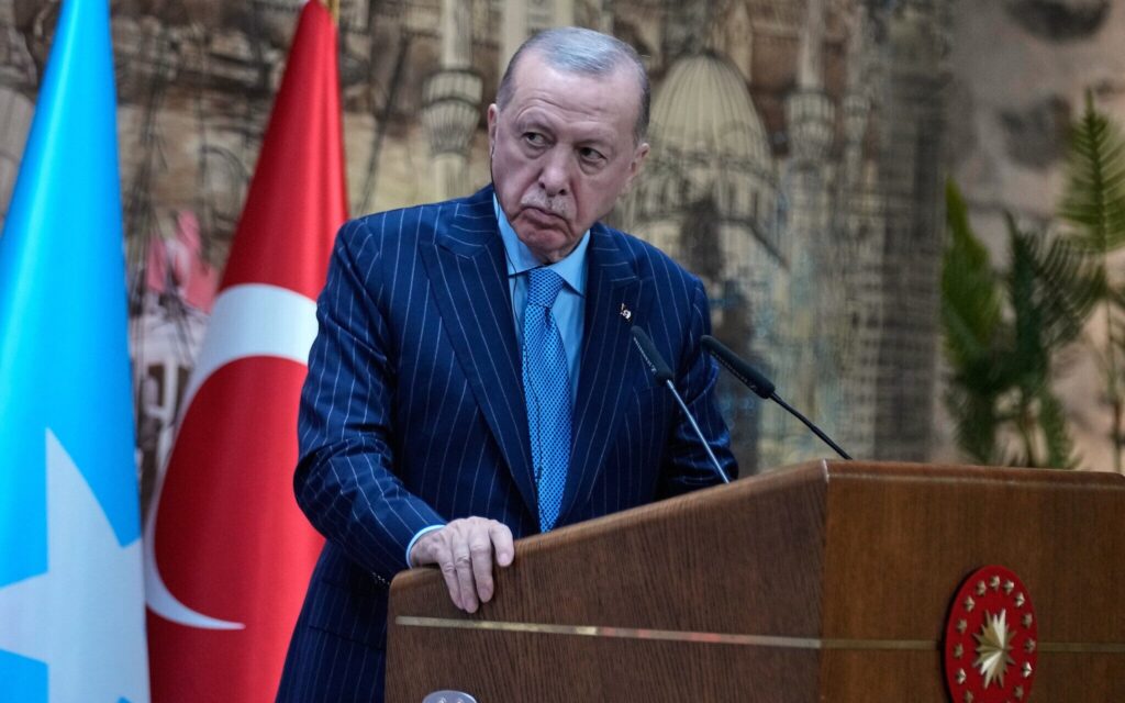 Menace sur les frontières : Erdogan avertit l’Iran après une nouvelle incursion de missile Ankara 2026 Systèmes de défense de l'OTAN interceptant un projectile alors qu'Erdogan avertit l'Iran.