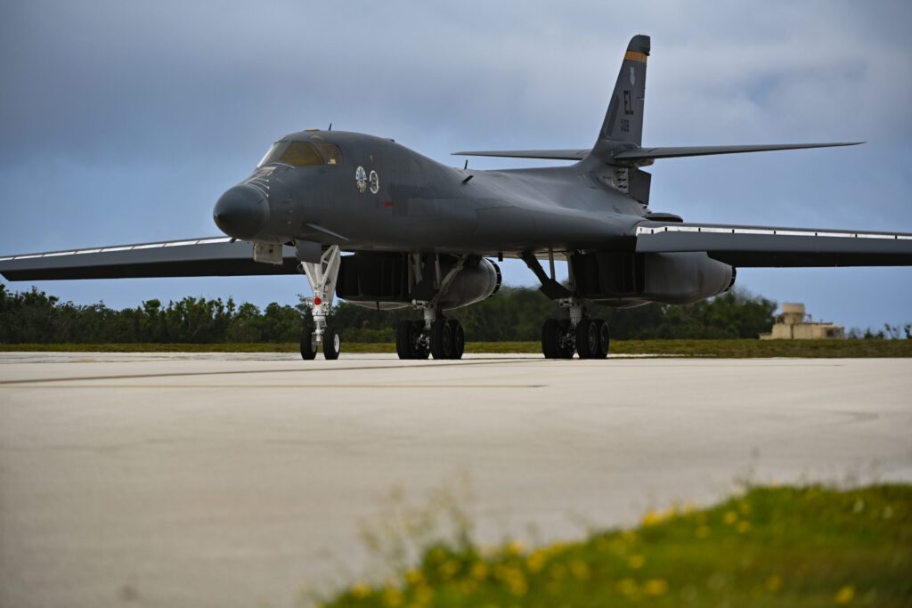 Puissance au décollage des Bombardiers B-1 à la base de la RAF pour une mission.