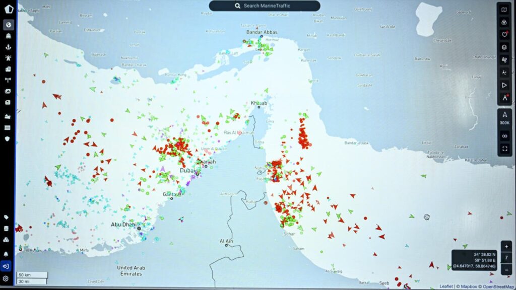 Pétrolier de la flotte fantôme sans assurance naviguant malgré le risque de guerre pour maintenir le Trafic maritime