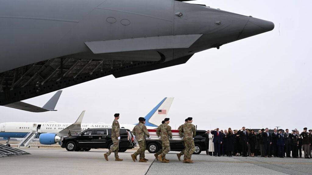 Personnel médical traitant l'État des troupes US après les frappes