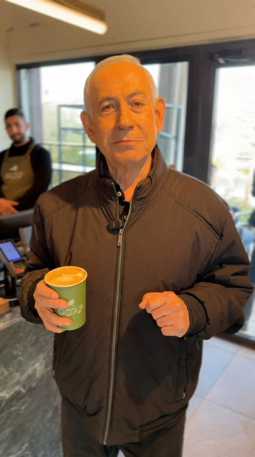 Rumeurs la mort de Netanyahou : Le Premier ministre s’affiche en public pour faire taire Téhéran Benjamin Netanyahu démentant les Rumeurs la mort de Netanyahou dans un café.