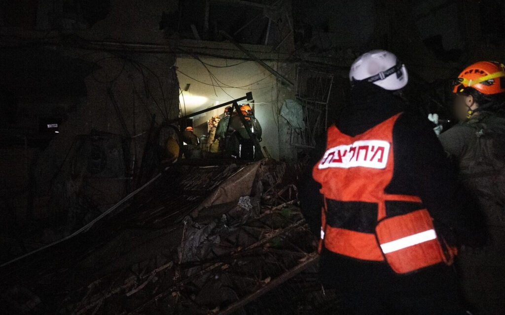 Débris sur la route après frappe de missiles sur Arad