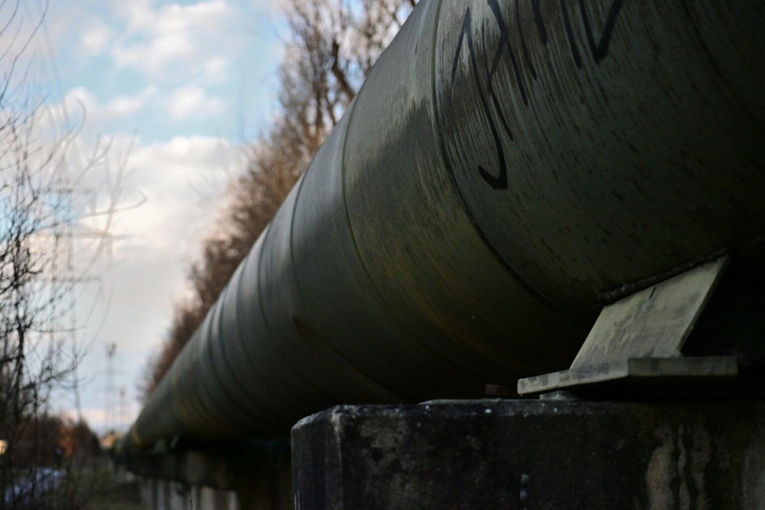 Oléoduc Druzhba : Zelensky confirme le retour du flux de pétrole pour la fin du mois d’avril Équipes de réparation travaillant sur l'Oléoduc Druzhba