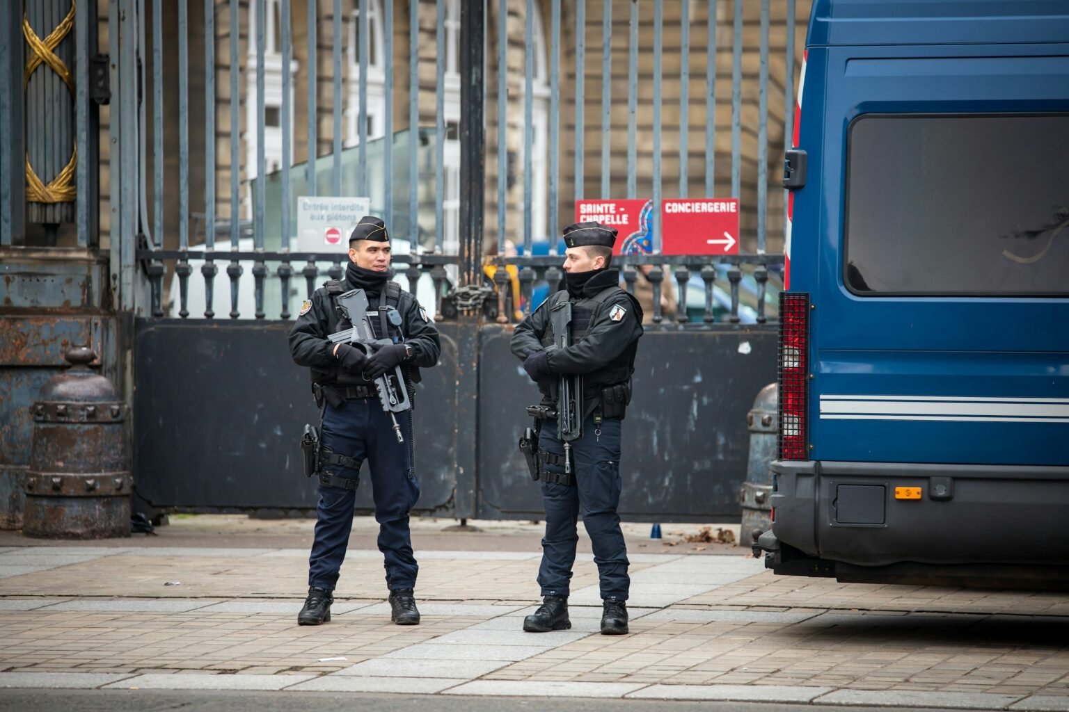 Experts inspectant une Bombe de la Seconde Guerre mondiale