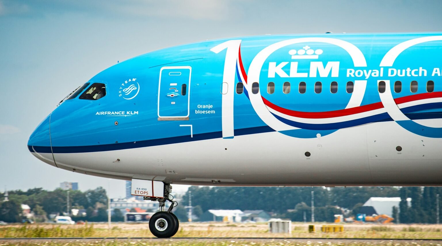 Air France-KLM revoit à la baisse ses prévisions de croissance face à la crise du carburant Un appareil de la flotte Air France-KLM stationné à l'aéroport.