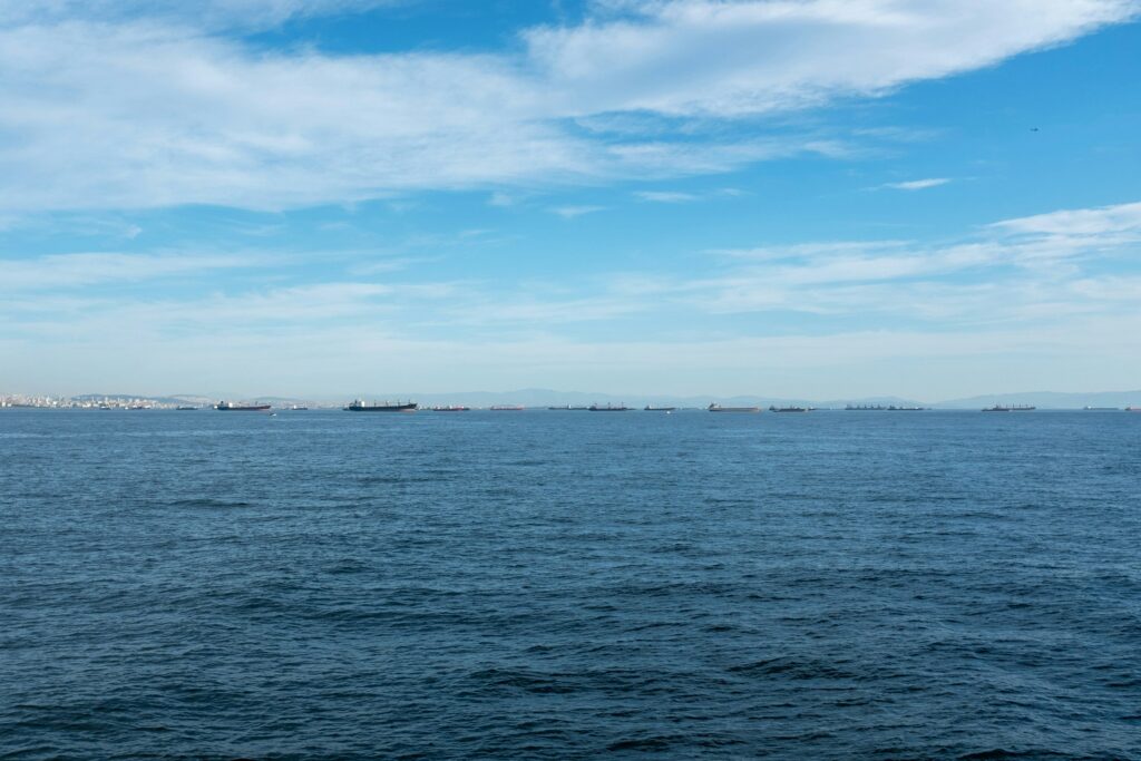 Panorama stratégique montrant le détroit d'Ormuz en tension