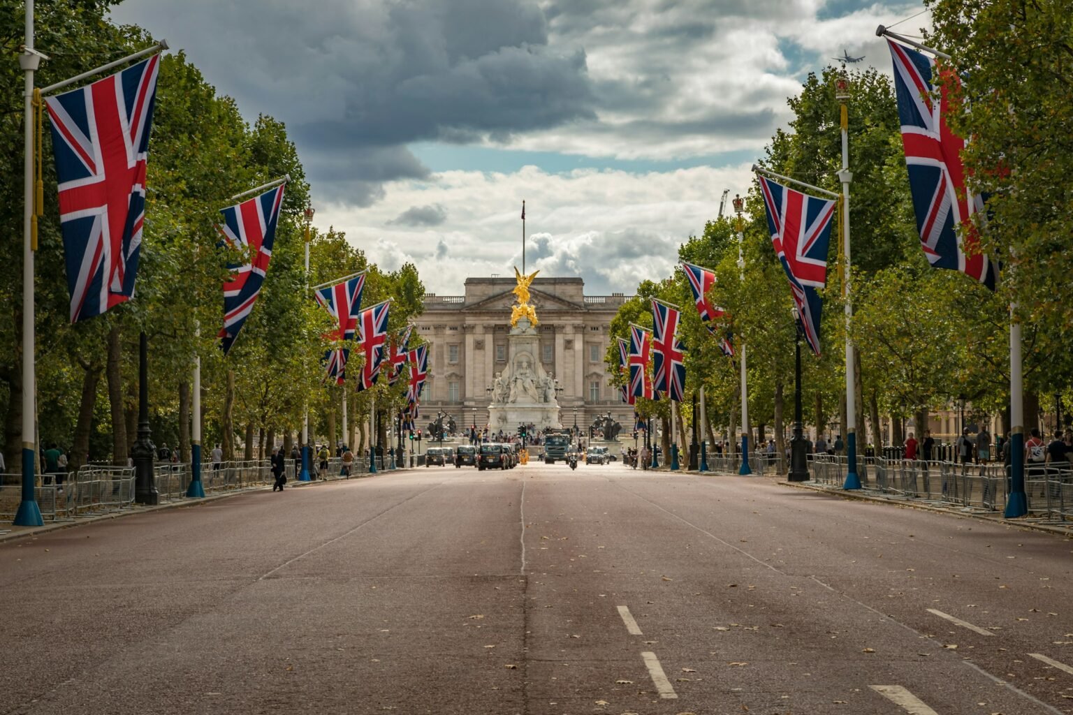 Le palais de Buckingham confirme que le voyage du roi Charles aux Etats Unis se fera Le souverain britannique entame son voyage du roi Charles aux États-Unis