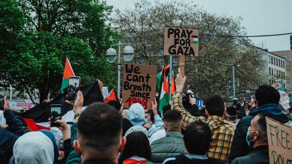 Des manifestants se rassemblent à Vienne avant la grande finale de l’Eurovision Des milliers de personnes défilent lors des manifestations à Vienne avant la finale