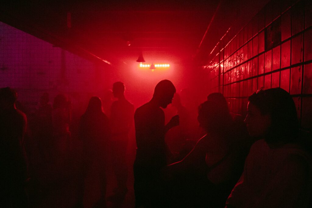 Des milliers de personnes lors d'une Rave party illégale