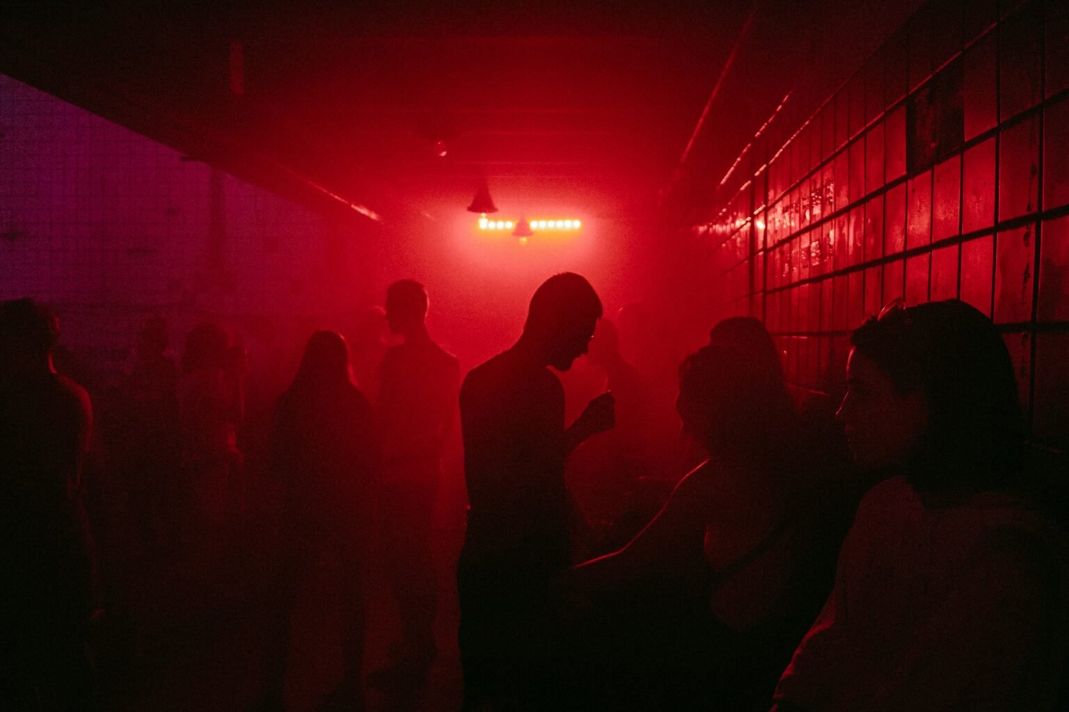 Rave party illégale avec 20 000 fêtards sur un site militaire très dangereux Des milliers de personnes lors d'une Rave party illégale