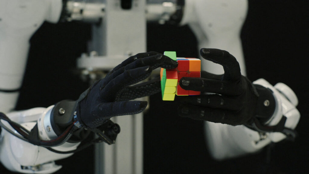 Une main humanoïde utilisant l'IA pour les robots pour jouer