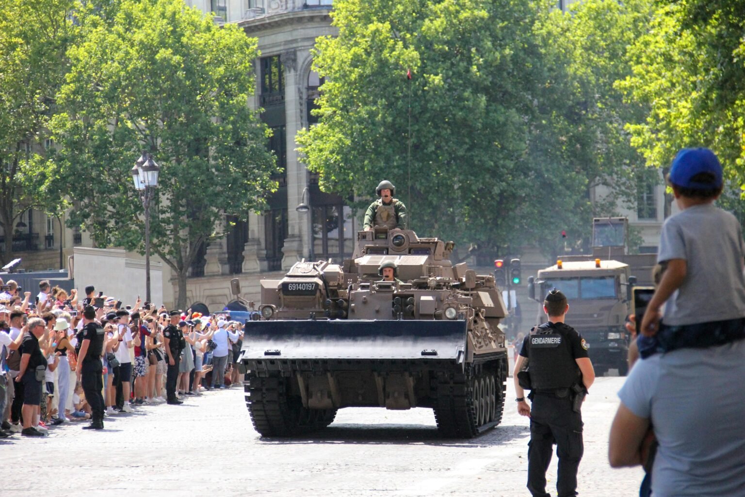 Armée française : les jeunes se bousculent pour le nouveau service national volontaire Entraînement tactique des soldats de l'Armée française