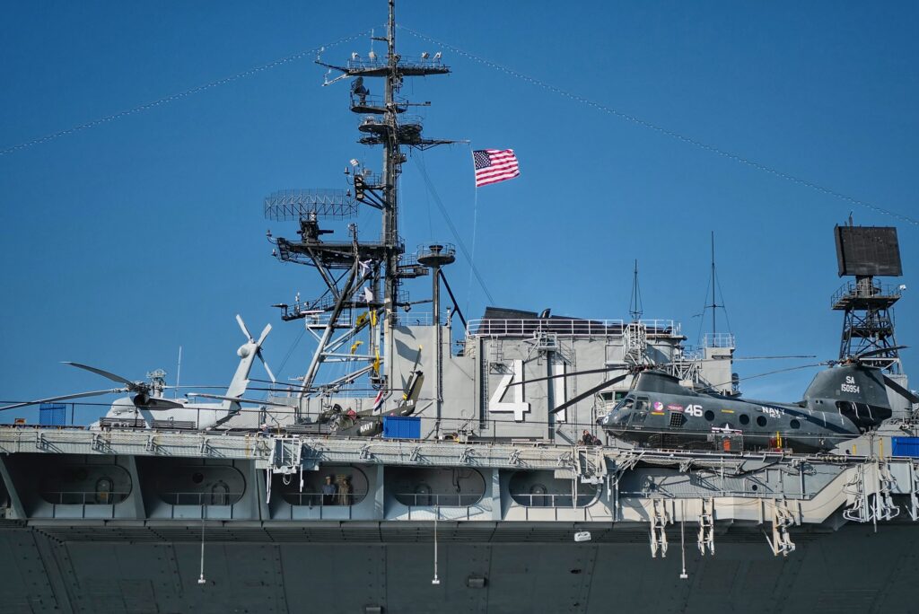 Destroyer de la marine américaine patrouillant dans le Détroit d'Ormuz