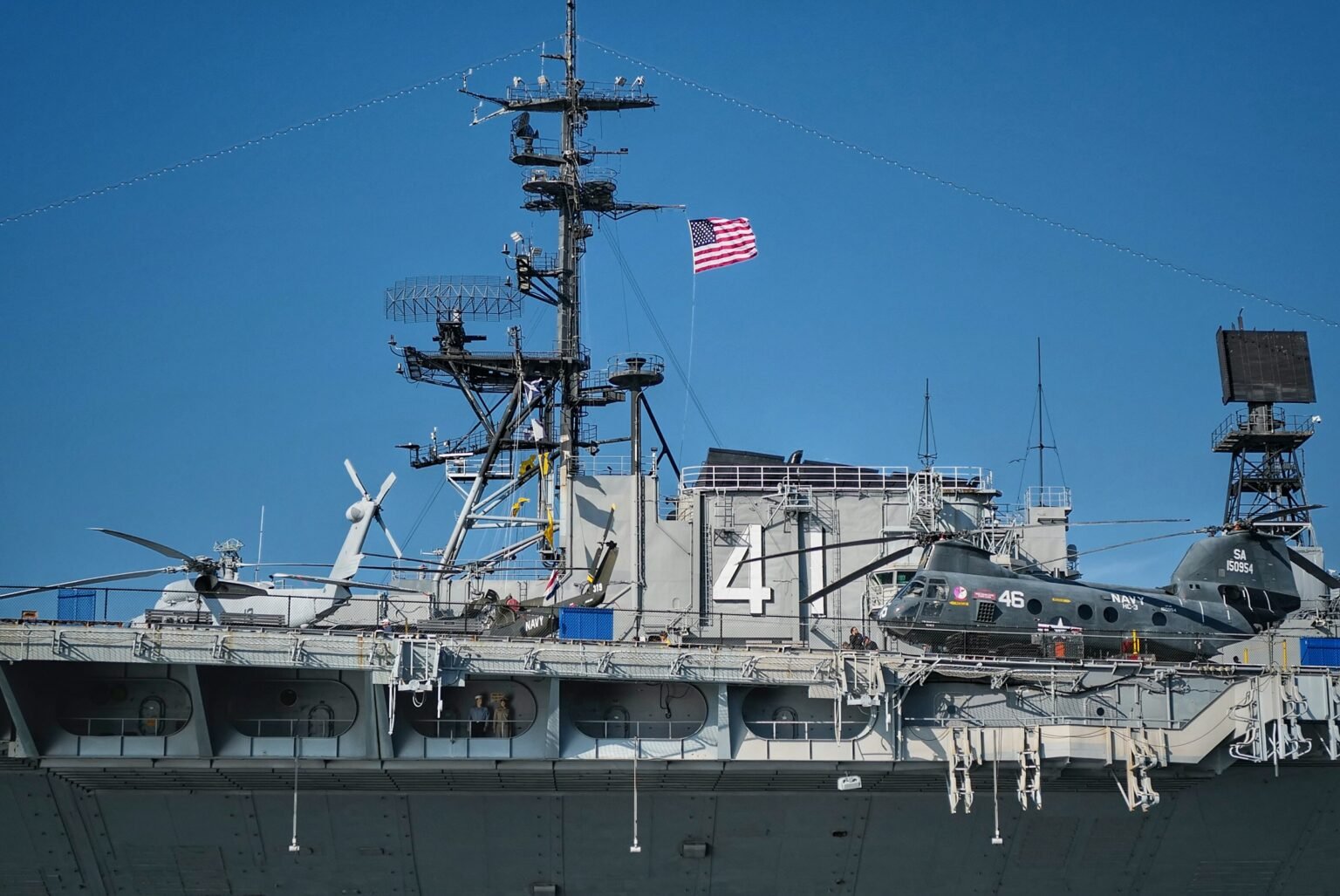 Destroyer de la marine américaine patrouillant dans le Détroit d'Ormuz