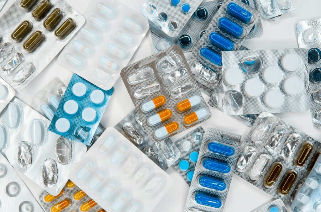 Rayonnages vides illustrant les pénuries de médicaments