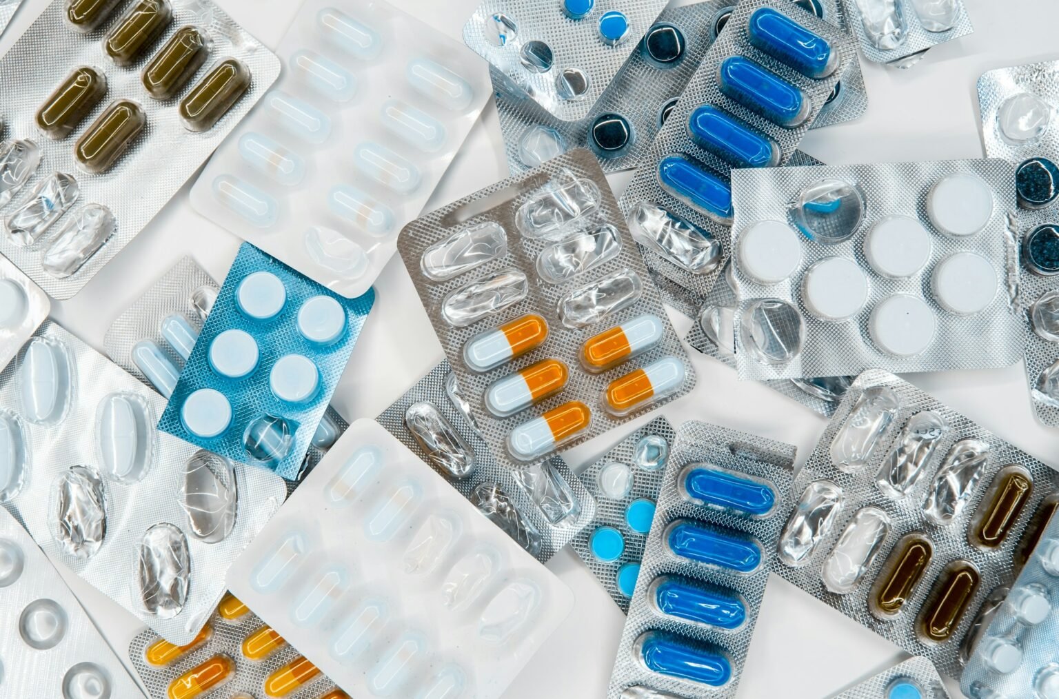 L’UE conclut un accord pour lutter contre la pénurie de médicaments essentiels Rayonnages vides illustrant les pénuries de médicaments