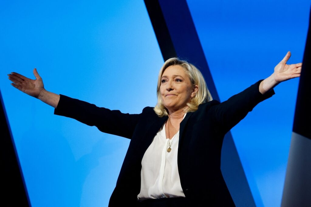 Marine Le Pen veut retirer la France du commandement militaire de l’OTAN Conférence de presse de Marine Le Pen sur la politique étrangère