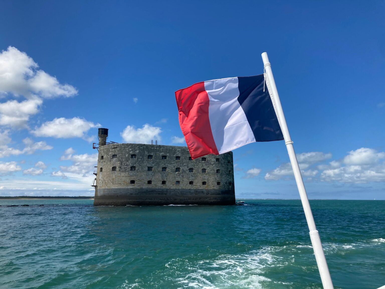 La marine française met en garde les navires bloqués dans le détroit d’Ormuz Frégate de la Marine française en mission d'escorte