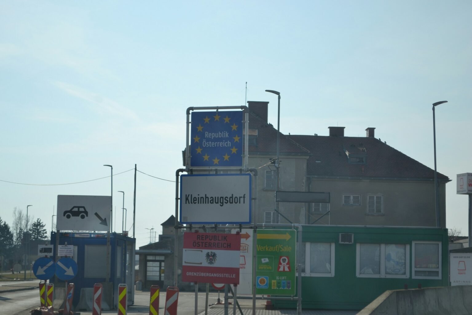L’Italie et le Portugal suspendent les contrôles aux frontières de l’UE Files d'attente pour les contrôles aux frontières de l'UE en Italie
