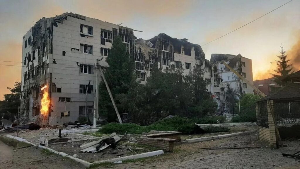 Poutine accuse l’Ukraine de frappe meurtrière et prépare riposte militaire Recherche de survivants après l'attaque de drone menée par l'Ukraine.