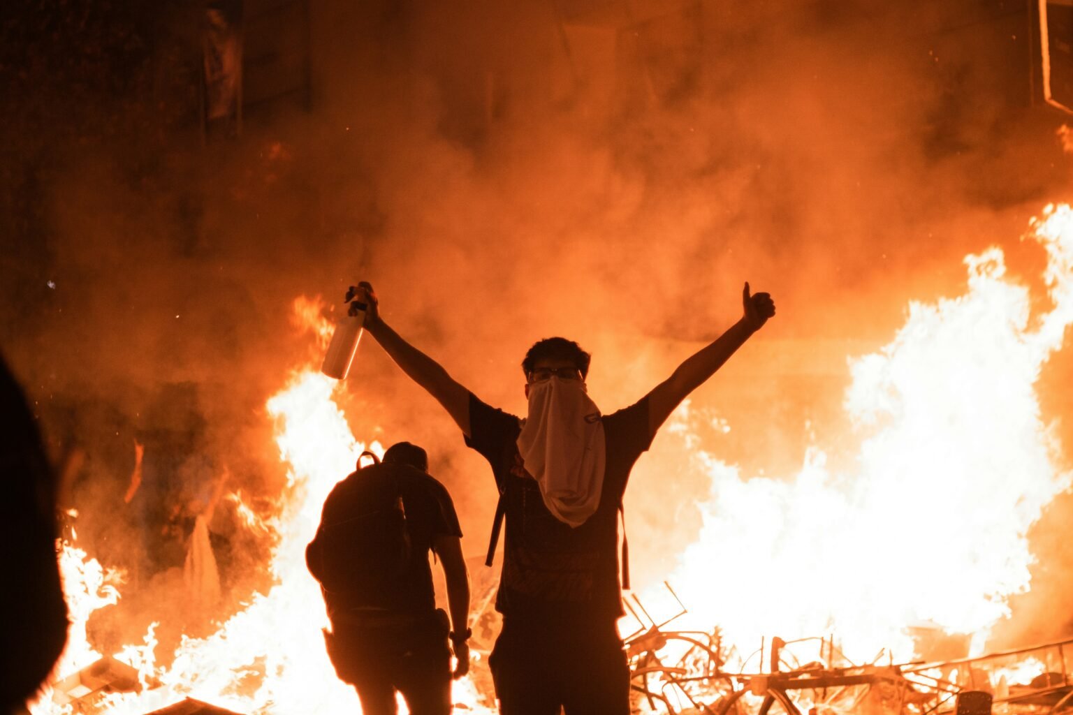 Les supporters fêtent la victoire historique du PSG en finale