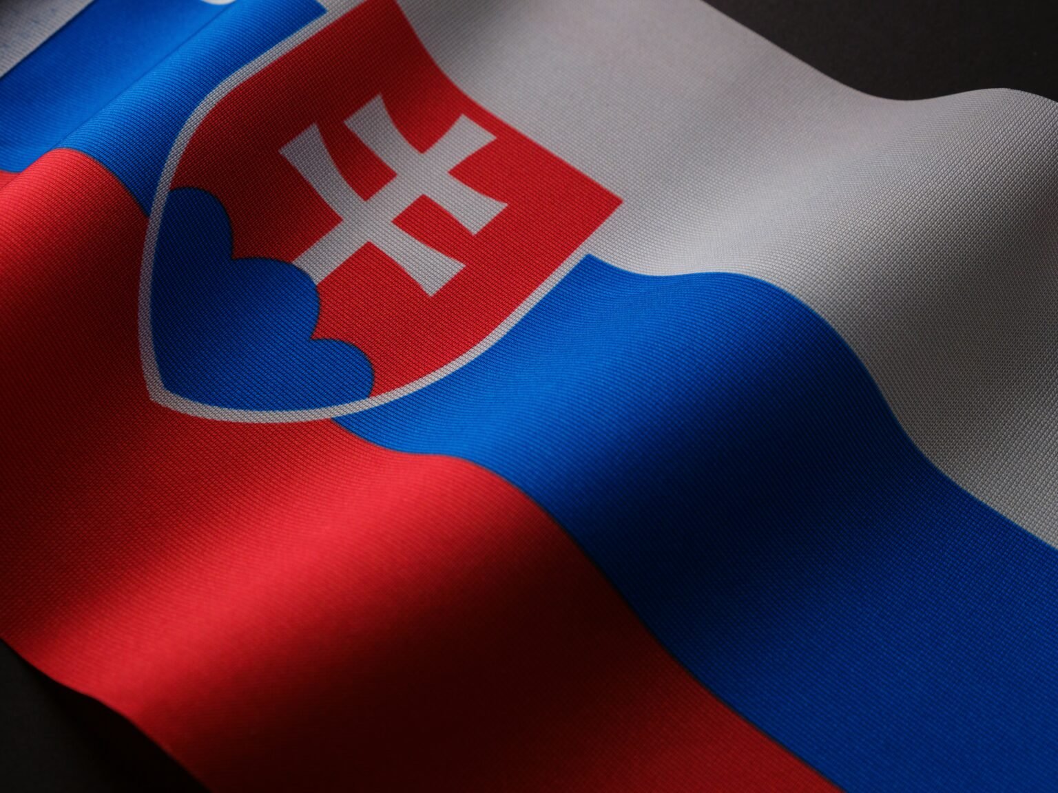 La Slovaquie ferme ses points de passage frontaliers avec l’Ukraine par sécurité Camions bloqués à la frontière de la Slovaquie