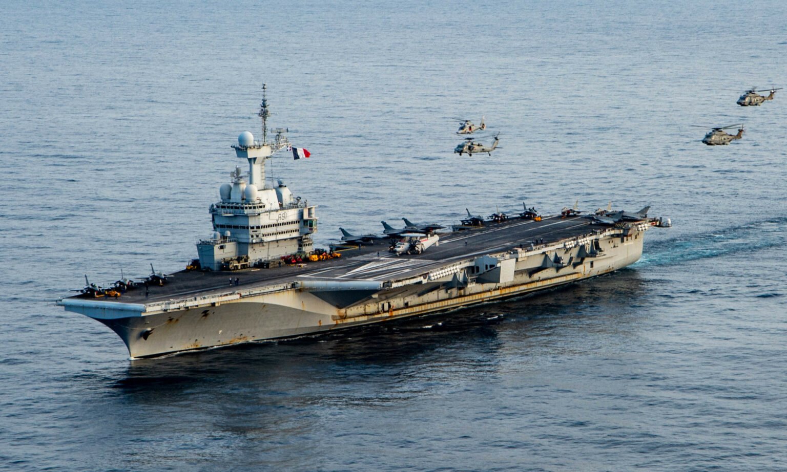 Le Groupe de porte-avions français se déploie en mer Rouge et dans le golfe d’Aden Un avion Rafale décolle du pont du Groupe de porte-avions français