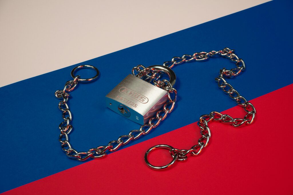 L’Union européenne bloque le prix du pétrole russe face à la crise en Iran Transport de pétrole russe sous surveillance internationale.