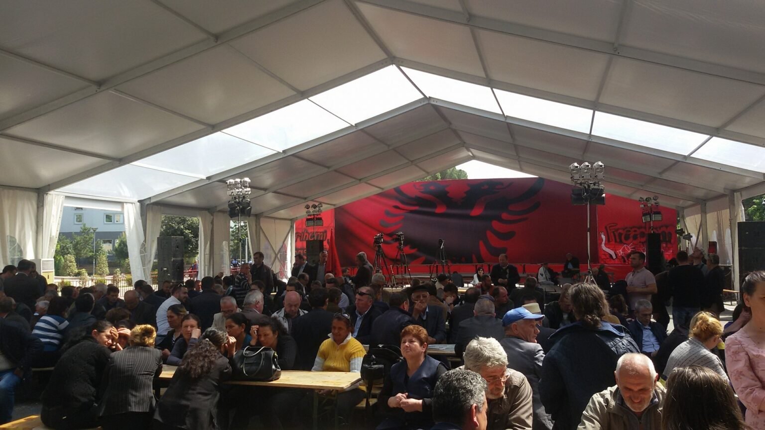 Manifestants opposés au complexe hôtelier de luxe à Tirana